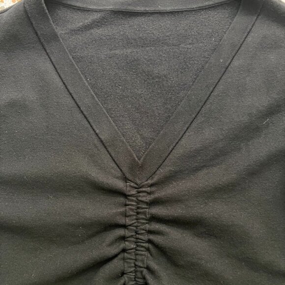 Alice + Olivia black cropped front ruched top size M - Picture 3 of 5